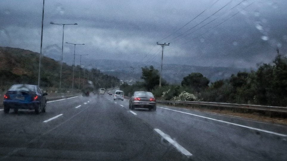 ΕΚΤΑΚΤΟ: Έκλεισε η εθνική οδός Αθηνών-Κορίνθου από χείμαρρο
